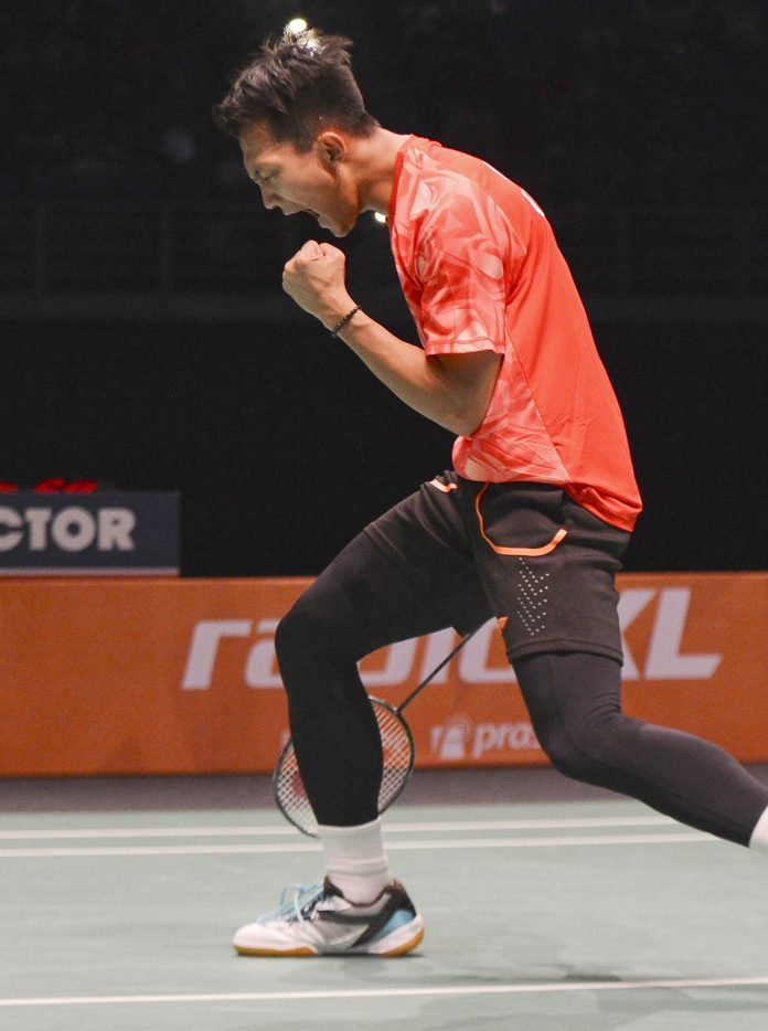 Ekspresi pebulu tangkis beregu putra Indonesia Ihsan Maulana Mustofa ketika memperoleh poin dari pebulu tangkis Malaysia Lee Zii Jia pada final bulu tangkis beregu putra SEA Games XXIX Kuala Lumpur, di Axiata Arena, Kompleks Stadion Bukit Jalil, Kuala Lum