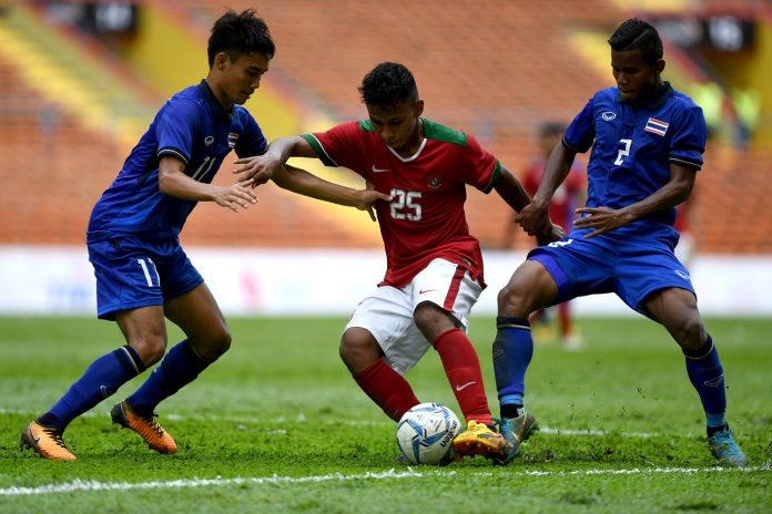 Pemain Timnas U-22 Osvaldo Ardiles Haay (tengah) menggiring bola dibayangi dua pemain Timnas Thailand U-22 Kevin Deeromram (kiri) dan Sasalak Haiprakhon (kanan) dalam penyisihan grup B SEA Games XXIX Kuala Lumpur 2017 di Stadion Shah Alam, Selangor, Malay