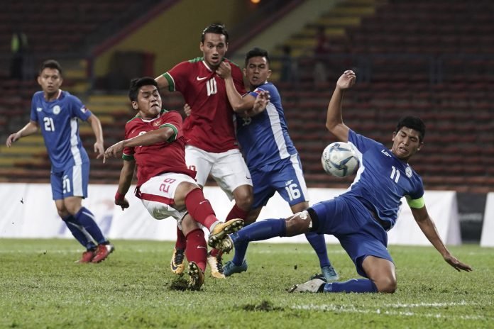 Pesepak bola Timnas U-22 Septian David Maulana (kedua kiri) dihadang pesepak bola Filipina U-22 Julian Mariano berusaha melepas tendangan pada babak penyisihan grup B SEA Games XXIX di Stadion Shah Alam, Selangor, Malaysia, Kamis (17/8)