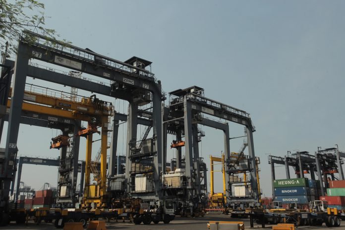 Suasana tidak adanya aktivitas bongkar muat di terminal peti kemas Koja milik PT Jakarta International Container Terminal (JICT) selama aksi mogok kerja yang dilakukan serikat pekerja JICT di Jakarta, Kamis (3/8).
