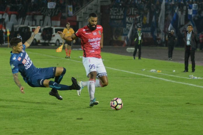 Pesepak bola Bali United Sylvano Dominique (kanan) berebut bola dengan pesepak bola Arema FC Arthur Chunha pada pertandingan Go-Jek Traveloka Liga 1 di Stadion Wayan Dipta Gianyar, Bali, Minggu (8/10)