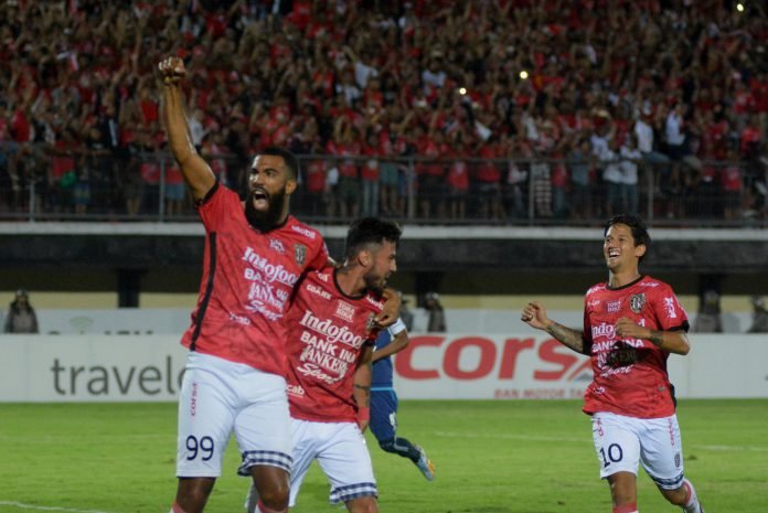 Pesepak bola Bali United Sylvano Dominique (kiri) bersama Stefano Lilipaly (tengah) dan Irfan Bachdim melakukan selebrasi setelah berhasil mencetak gol ke gawang Arema FC pada pertandingan Go-Jek Traveloka Liga 1 di Stadion Wayan Dipta Gianyar, Bali, Ming