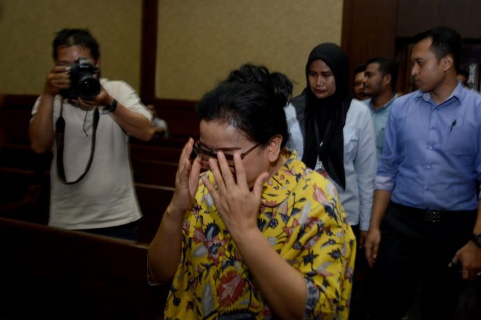 Terdakwa pemberi keterangan palsu Miryam S. Haryani berjalan memasuki ruangan menjelang sidang tuntutan di Pengadilan Tipikor, Jakarta, Senin (23/10).