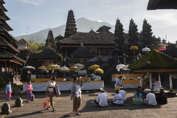 Umat Hindu membawa sesajen saat persembahyangan Hari Raya Galungan di tengah situasi aktifitas Gunung Agung pada level siaga di Pura Besakih, Karangasem, Bali, Rabu (1/11).