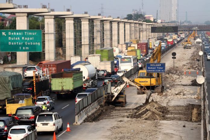 Pekerja menyelesaikan pembangunan Jalan Tol layang Jakarta-Cikampek II, di ruas Jalan Tol Jakarta-Cikampek, Bekasi Timur, Jawa Barat, Selasa (8/8).