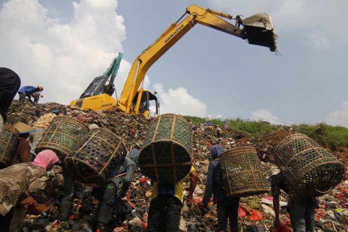 Pemulung mencari sampah plastik di TPA Sampah Sumur Batu, Bantar Gebang, Bekasi, Jawa Barat, Selasa (29/4)