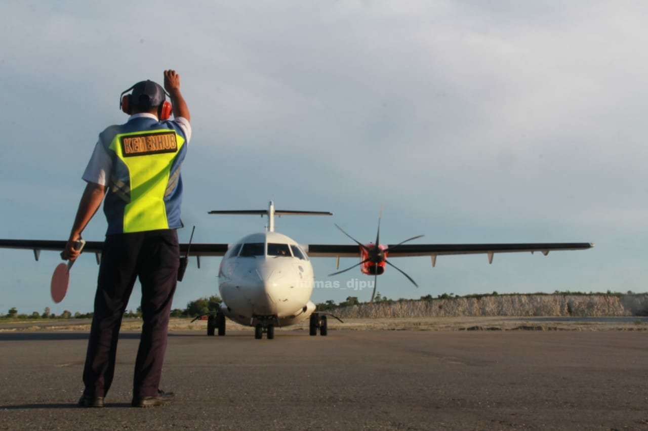 Bandara Namniwel Buka Aksesibilitas Pulau Buru Bisnis Jakarta