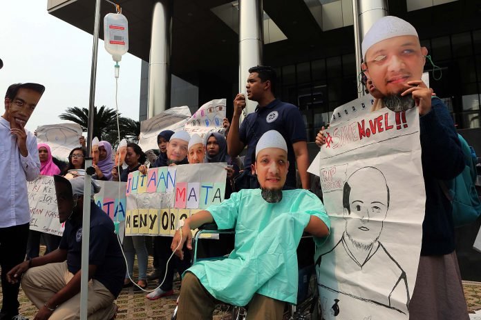 Demo Usut Tuntas Kasus Penyiraman Air Keras Terhadap Novel