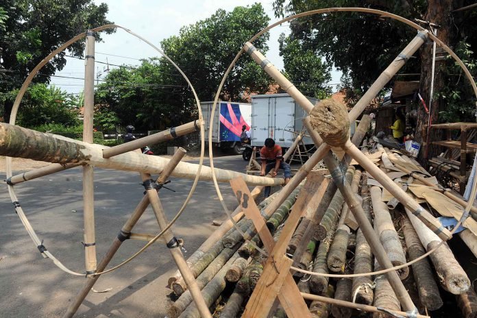 Pengrajin Pohon Pinang