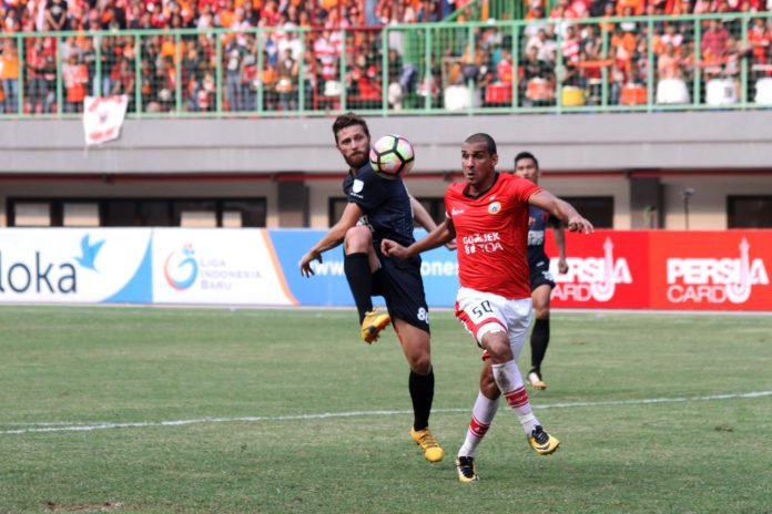Pesepak bola Persija Jakarta, Bruno Da Silva Lopes (kanan) berebut bola dengan Pesepak bola PSM Makassar, Steven Renaud Anthony Paulle (kiri) pada pertandingan Gojek Traveloka Liga 1, di Stadion Patriot Candrabhaga, Bekasi, Jawa Barat, Selasa (15/8).