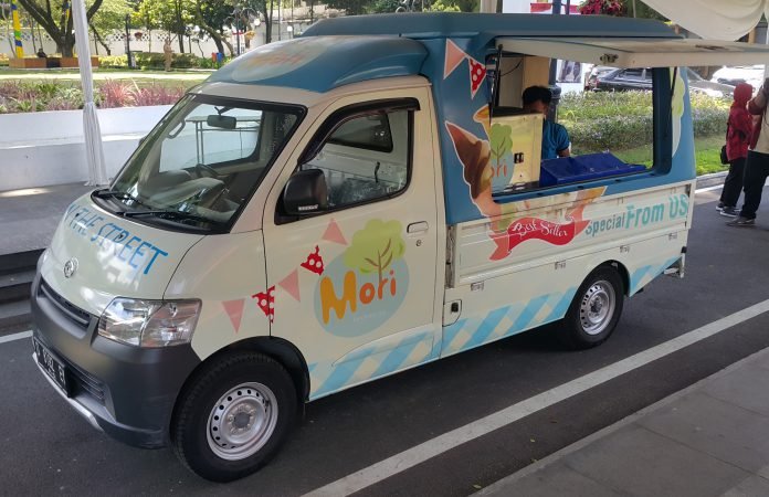 Salah-satu-mobil-Gran-Max-yang-disulap-menjadi-Moko-atau-Mobil-Toko