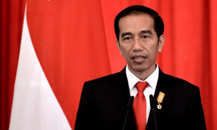Presiden Joko Widodo memberikan pernyataan pers bersama usai melakukan pertemuan bilateral dengan PM Singapura Lee Hsien Loong di Singapura, Selasa (28/7).