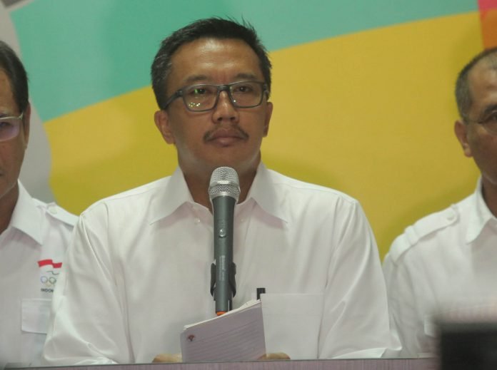 Menpora Imam Nahrawi (tengah) memberikan keterangan kepada media terkait hasil pencapaian Indonesia pada SEA Games 2017 Malaysia di kantor Kemenpora, Jakarta, Kamis (31/8).