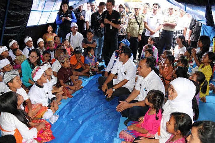 mensos-khofifah-pastikan-anak-anak-pengungsi-tetap-bersekolah_01-696x464