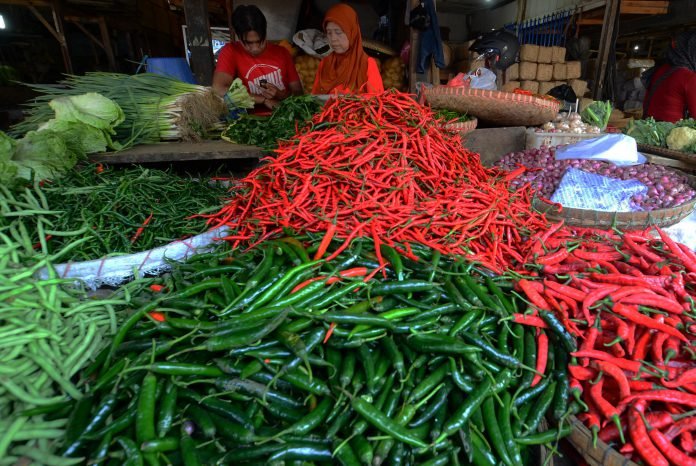 Pedagang komuditas sayuran melayani calon pembeli di Pasar Induk Cikurubuk, Kota Tasikmalaya, Jawa Barat, Senin (1/9).