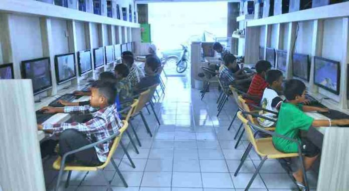 Hal-hal yang Mungkin Berkesan dan Menjengkelkan saat di Warnet