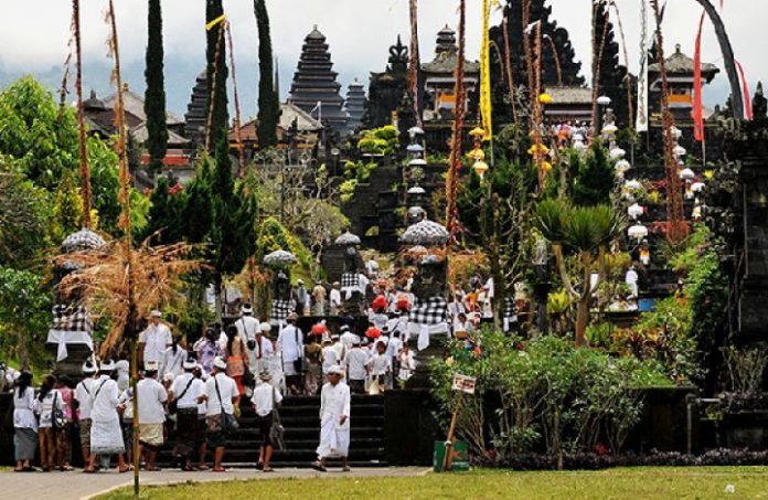 piodalan-di-pura-besakih