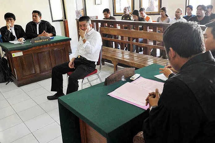 sidang-perdana-kepemilikan-19-ribu-butir-ekstasi-di-akasaka_01-696x464