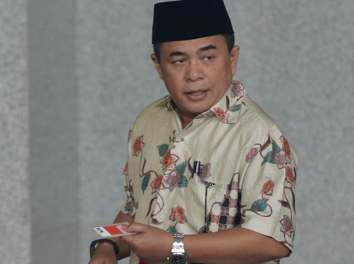 Politisi Partai Golkar Ade Komarudin bersiap menjalani pemeriksaan di gedung KPK Jakarta, Rabu (22/11).