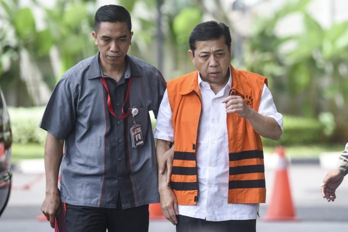 Ketua DPR Setya Novanto (kanan) bersiap menjalani pemeriksaan di gedung KPK, Jakarta, Kamis (23/11).