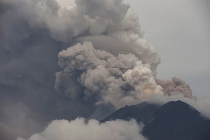 Asap dan abu vulkanis menyembur dari kawah Gunung Agung, terlihat dari Pura Lempuyang, Karangasem, Bali, Rabu (29/11)