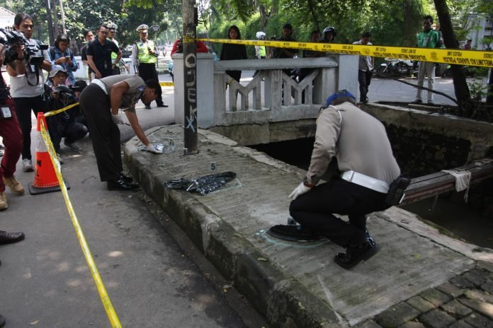 Sejumlah Polisi Lalu lintas Polda Metro Jaya melakukan olah Tempat Kejadian Perkara (TKP) kecelakaan mobil yang ditumpangi Ketua DPR Setia Novanto, di Kawasan Jalan Permata Hijau, Jakarta, Jumat (17/11)