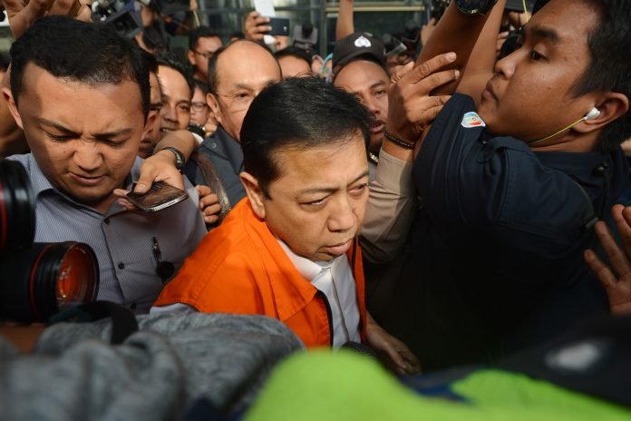 Tersangka kasus korupsi KTP elektronik Setya Novanto (tengah) meninggalkan gedung KPK seusai menjalani pemeriksaan di Jakarta, Selasa (21/11).