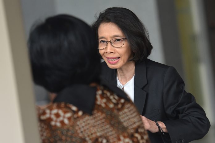 Plt Sekjen DPR Damayanti (kanan) bersiap menjalani pemeriksaan di gedung KPK Jakarta, Rabu (22/11).