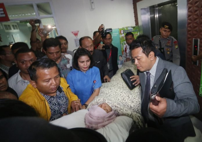 Ketua DPR Setya Novanto dibawa keluar dari Rumah Sakit Medika Permata Hijau, Jakarta, Jumat (17/11).
