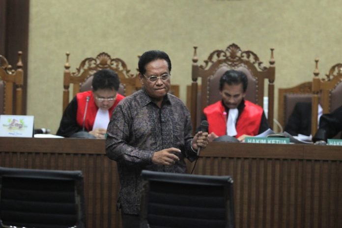 Mantan Dirut Murakabi Deniarto berjalan saat akan memberikan kesaksian untuk Terrdakwa Andi Agustinus alias Andi Narogong dalam sidang lanjutan kasus korupsi KTP Elektronik (KTP-el) di Pengadilan Tipikor, Jakarta, Senin (6/11).