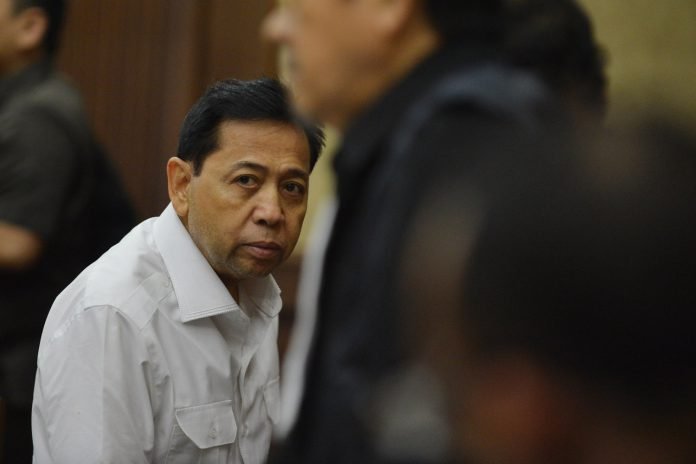 Terdakwa kasus dugaan korupsi KTP elektronik Setya Novanto meninggalkan ruangan disela sidang perdana di gedung Pengadilan Tipikor Jakarta, Rabu (13/12).