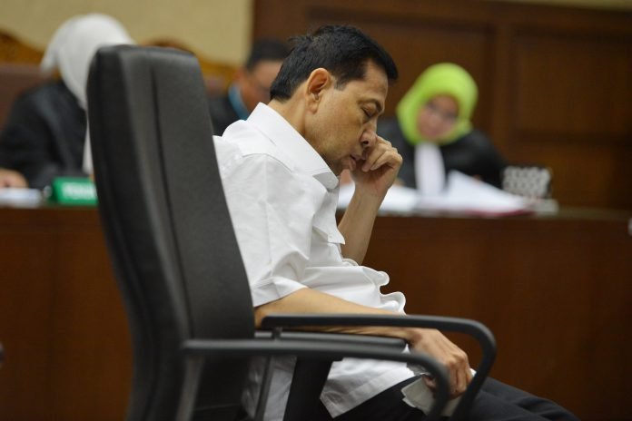 Terdakwa kasus dugaan korupsi KTP elektronik Setya Novanto mengikuti sidang perdana di gedung Pengadilan Tipikor Jakarta, Rabu (13/12).
