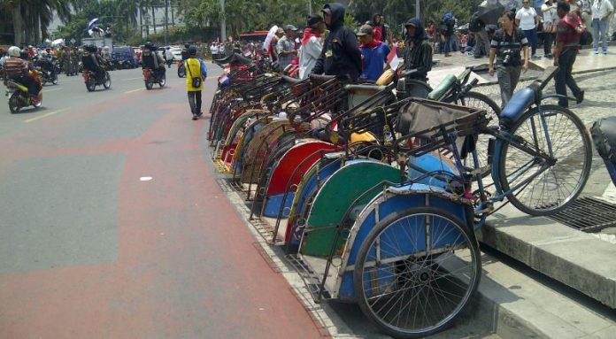 untuk-wisata-becak-kembali-diperbolehkan-beroperasi-di-jakarta-VL5eXUOZ5A