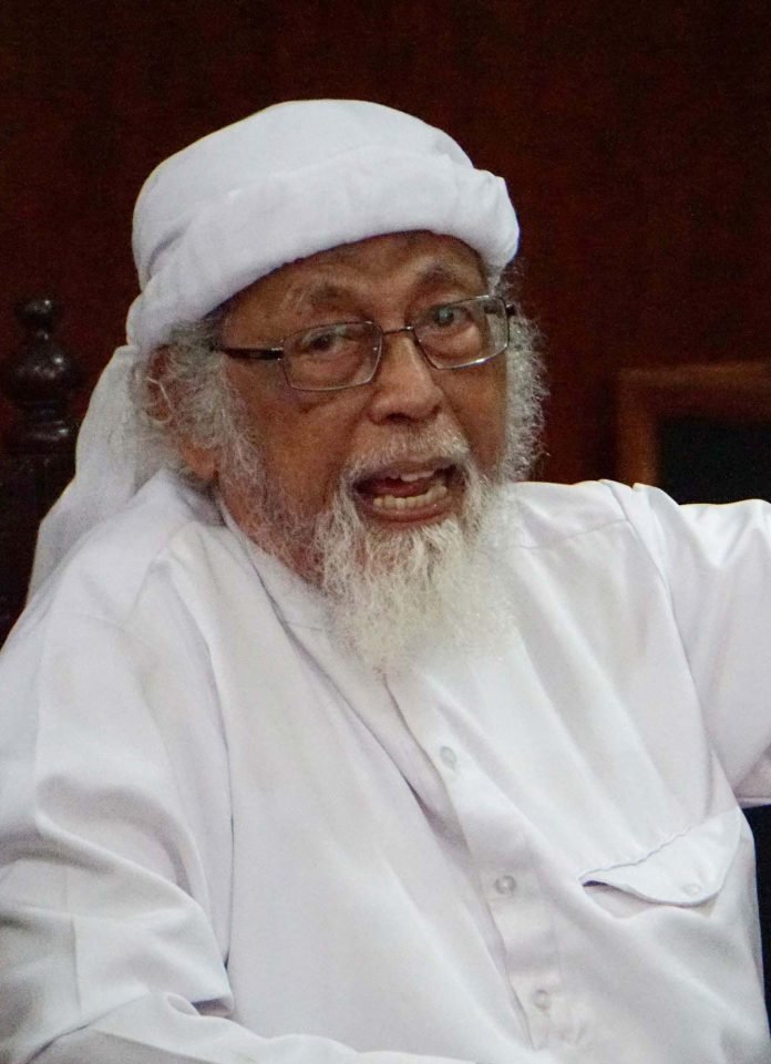 Terpidana Abu Bakar Ba'asyir membacakan kesimpulannya pada sidang peninjauan kembali (PK) di Pengadilan Negeri Cilacap