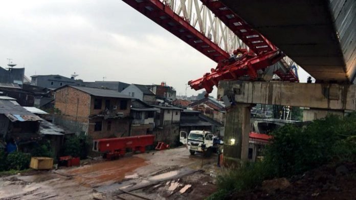 penampakan-bantalan-crane-double-double-track-manggarai-jatinegara-yang-roboh_20180204_162025 (1)