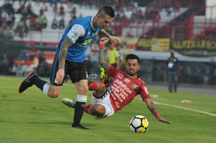 Pesepak bola Barito Putra Aaron Michael Evans (kiri) dihadang pesepak bola Bali United Stefano Lilipaly dalam Pertandingan Sepak Bola Liga 1 2018 di Stadion I Wayan Dipta, Gianyar, Bali, Minggu (22/4)