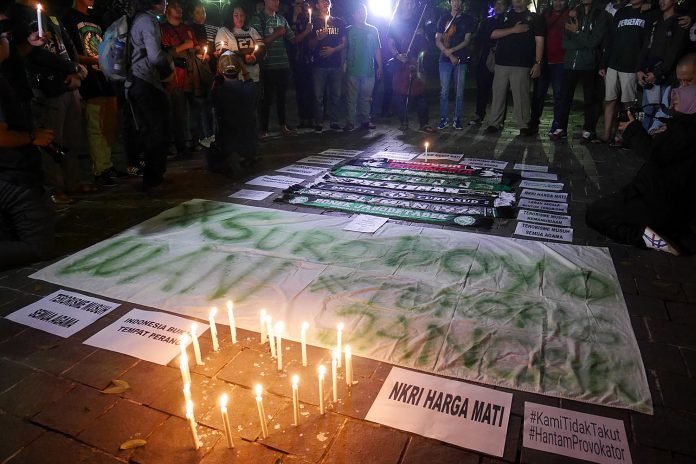 ADE- Aksi Komunitas Suporter Bola Nyalakan Lilin Bersatu Lawan Teroris
