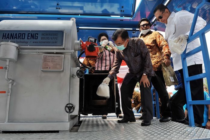 ADE- Wapres JK Musnahkan Narkoba di Monas