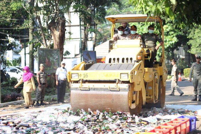 Depok Musnahkan Tiga Ribu Botol Miras