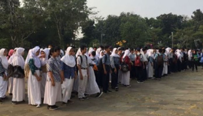 RATUSAN SISWA DI TANGSEL IKUTI LAWATAN KE MONUMEN
