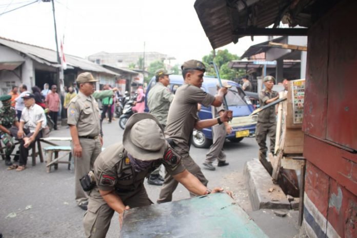 Fungsikan Jalur Alternatif, Petugas Bongkar 56 Bangunan Liar