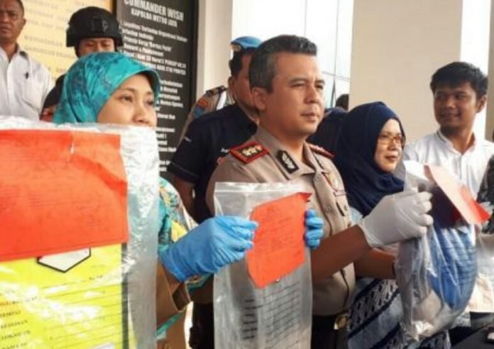 USTADZ SIKSA TIGA ANAK PENGHIMPUN SUMBANGAN