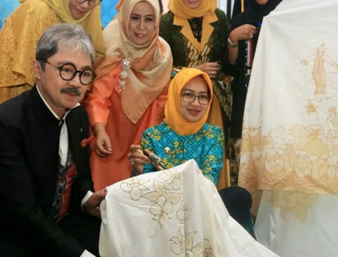 AIRIN MEMBATIK DI HARI BATIK NASIONAL