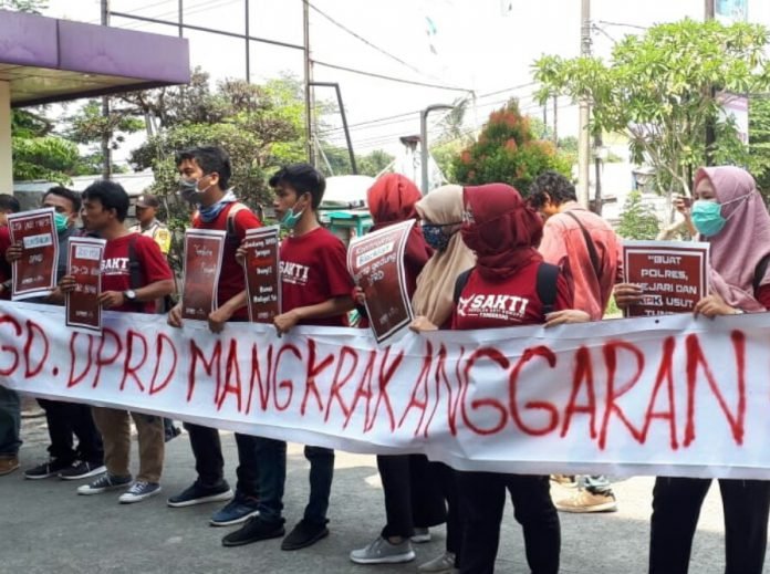 GEDUNG DEWAN MANGKRAK, MAHASISWA DEMO