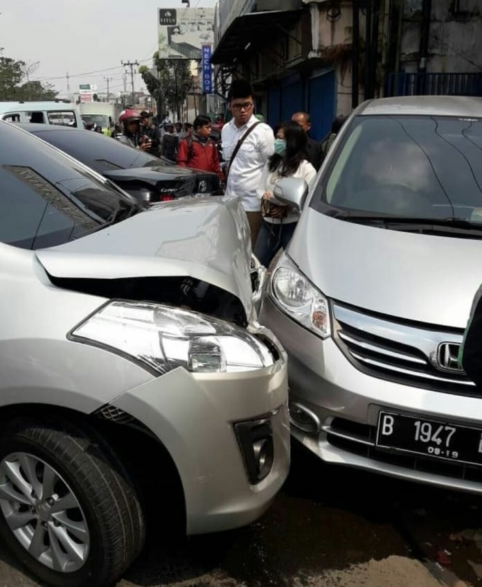 TABRAKAN BERUNTUN 9 KENDARAAN DI TANGSEL
